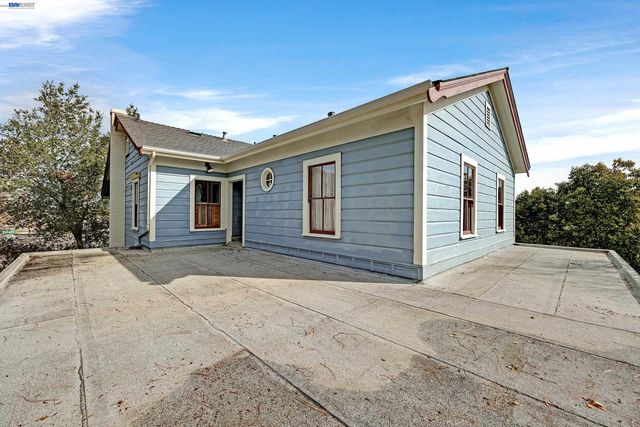 2211 College Avenue, Livermore, CA 94550