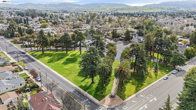 2211 College Avenue, Livermore, CA 94550