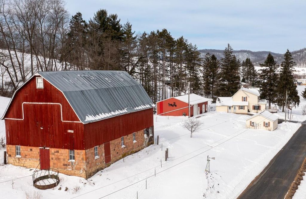 S921 Sveum Ridge ROAD, Coon Valley, WI 54623