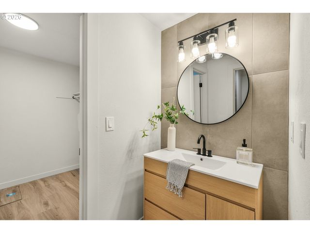 12525 Se HOLGATE Blvd, Portland, OR 97236