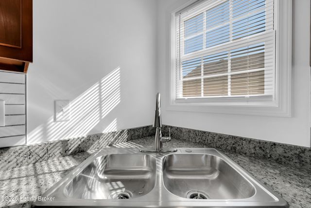 9320 Longhorn Ct, Louisville, KY 40118