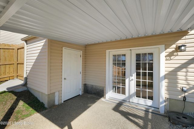 9320 Longhorn Ct, Louisville, KY 40118