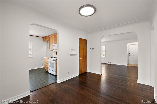 176 Chippewa Road, Pontiac, MI 48341