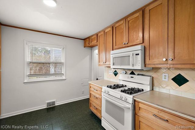 176 Chippewa Road, Pontiac, MI 48341