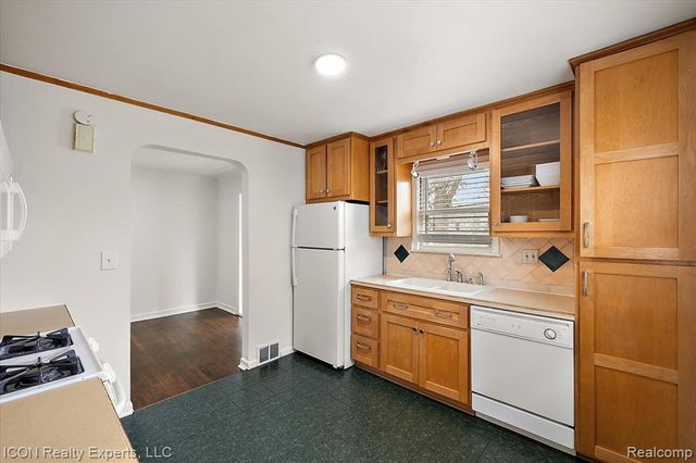 176 Chippewa Road, Pontiac, MI 48341