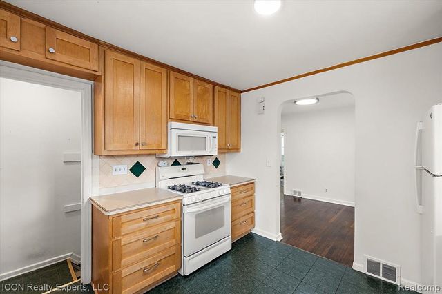 176 Chippewa Road, Pontiac, MI 48341