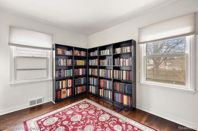 176 Chippewa Road, Pontiac, MI 48341