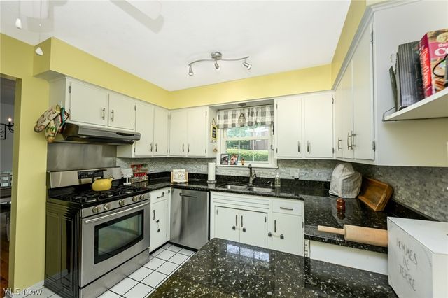 12460 Amber Circle NW, Uniontown, OH 44685