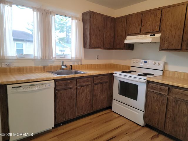 31 Chelsea Drive, Whiting, NJ 08759