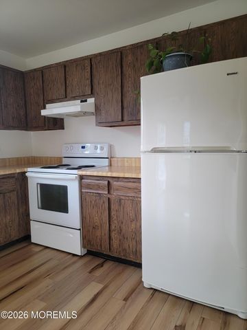 31 Chelsea Drive, Whiting, NJ 08759