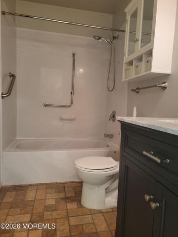 31 Chelsea Drive, Whiting, NJ 08759