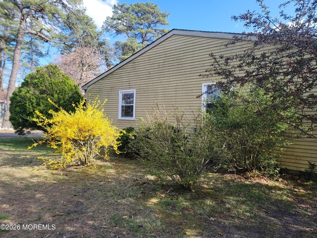 31 Chelsea Drive, Whiting, NJ 08759
