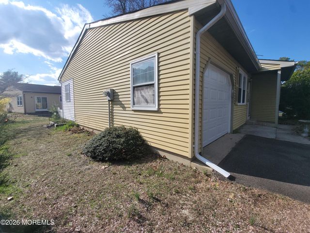 31 Chelsea Drive, Whiting, NJ 08759