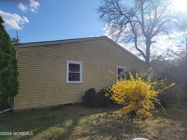 31 Chelsea Drive, Whiting, NJ 08759