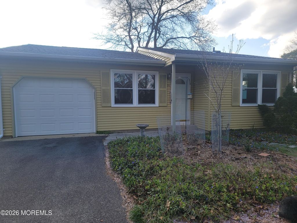 31 Chelsea Drive, Whiting, NJ 08759