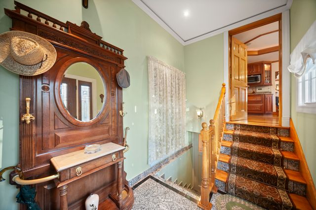 300 N BRADLEY Road, Libertyville, IL 60048