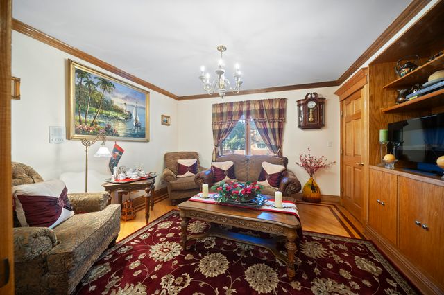 300 N BRADLEY Road, Libertyville, IL 60048