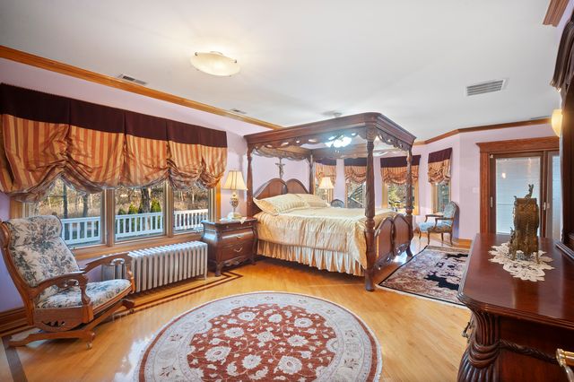 300 N BRADLEY Road, Libertyville, IL 60048