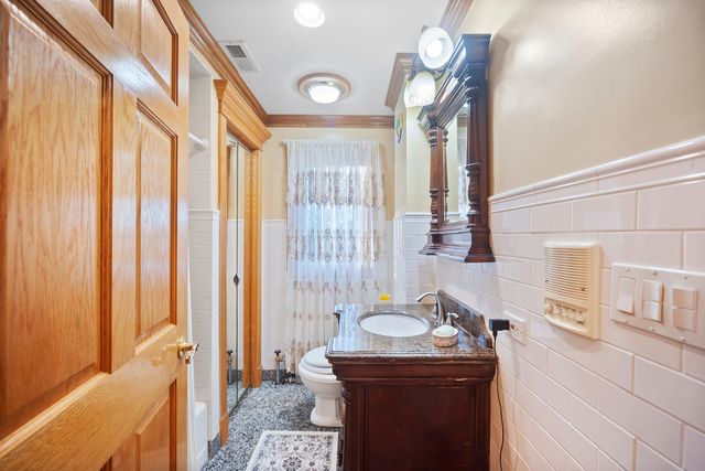 300 N BRADLEY Road, Libertyville, IL 60048