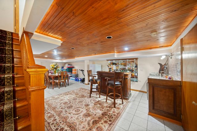 300 N BRADLEY Road, Libertyville, IL 60048