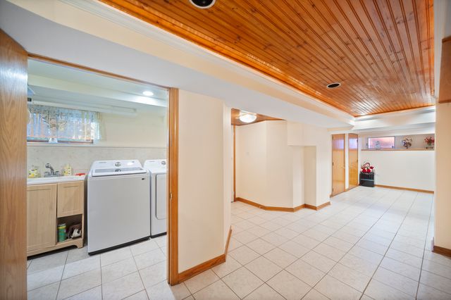 300 N BRADLEY Road, Libertyville, IL 60048