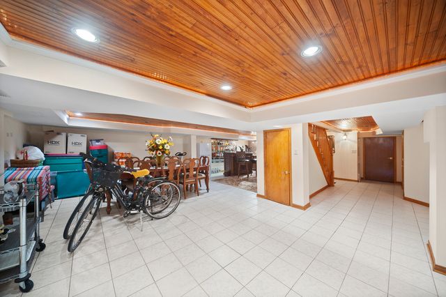 300 N BRADLEY Road, Libertyville, IL 60048