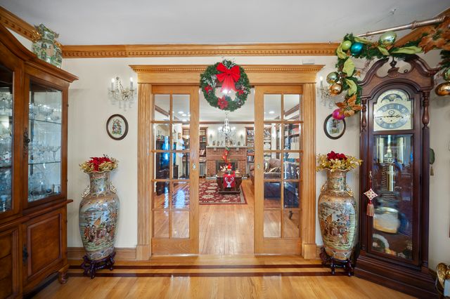 300 N BRADLEY Road, Libertyville, IL 60048