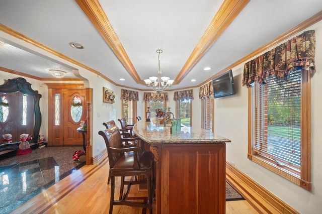 300 N BRADLEY Road, Libertyville, IL 60048