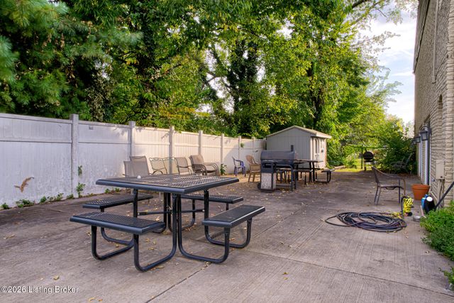 302 Casa Bella Ct, Louisville, KY 40220