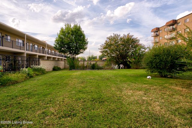 302 Casa Bella Ct, Louisville, KY 40220