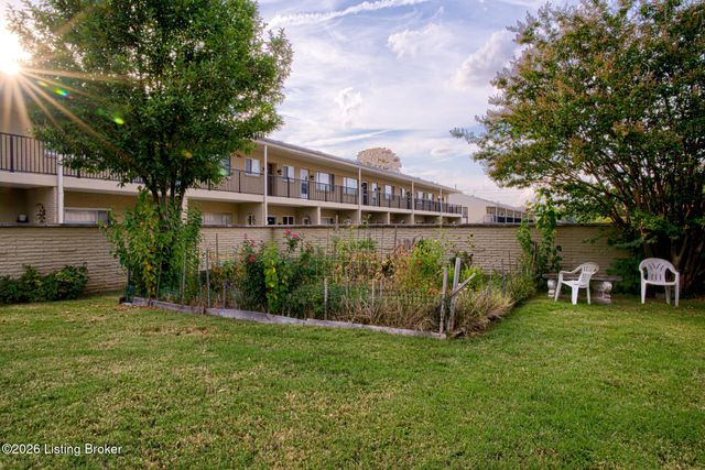 302 Casa Bella Ct, Louisville, KY 40220