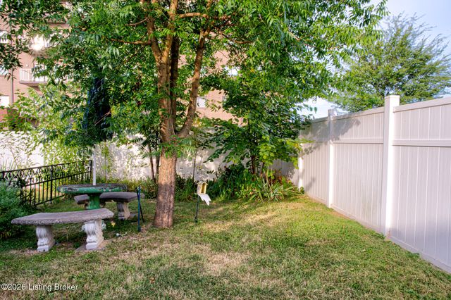 302 Casa Bella Ct, Louisville, KY 40220