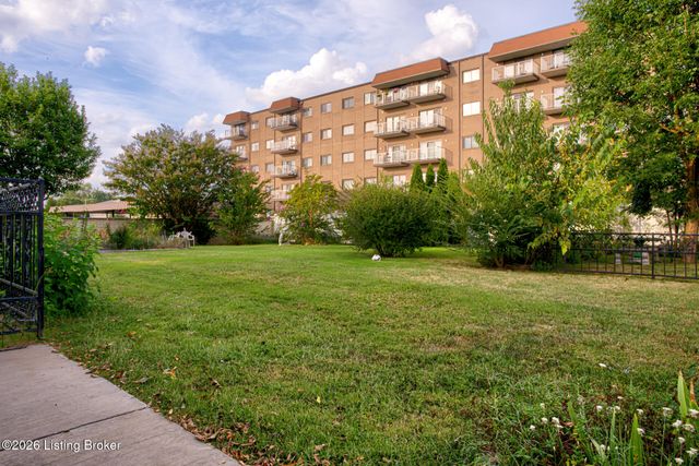 302 Casa Bella Ct, Louisville, KY 40220