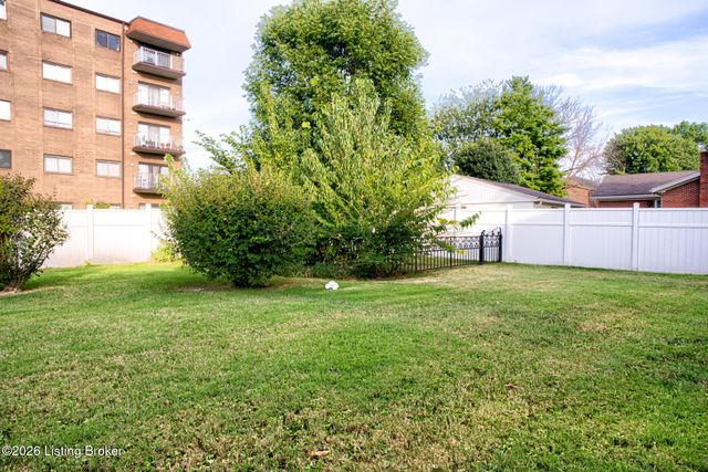 302 Casa Bella Ct, Louisville, KY 40220