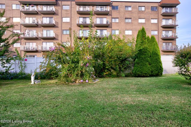 302 Casa Bella Ct, Louisville, KY 40220