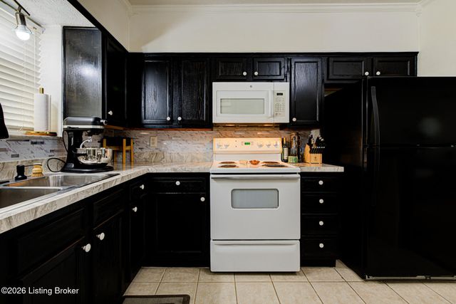 302 Casa Bella Ct, Louisville, KY 40220