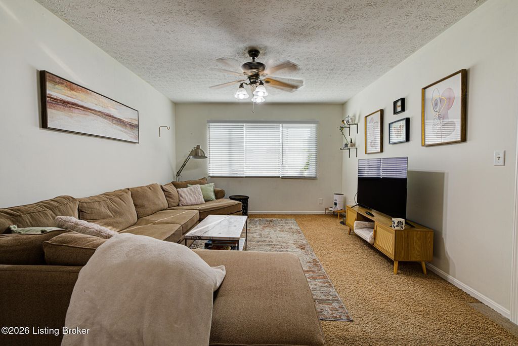 302 Casa Bella Ct, Louisville, KY 40220