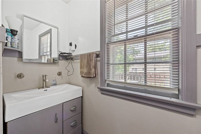 911 S Van Buren Street, Iowa City, IA 52240