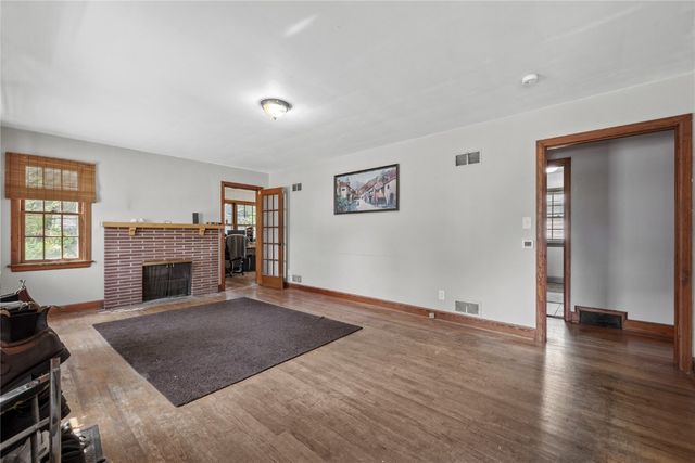 911 S Van Buren Street, Iowa City, IA 52240