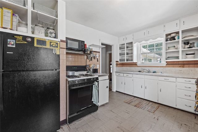 911 S Van Buren Street, Iowa City, IA 52240