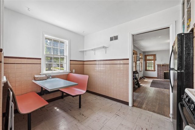 911 S Van Buren Street, Iowa City, IA 52240