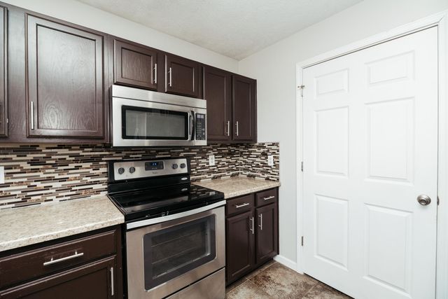 1835 W Farm Road 102, Springfield, MO 65803