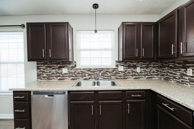 1835 W Farm Road 102, Springfield, MO 65803