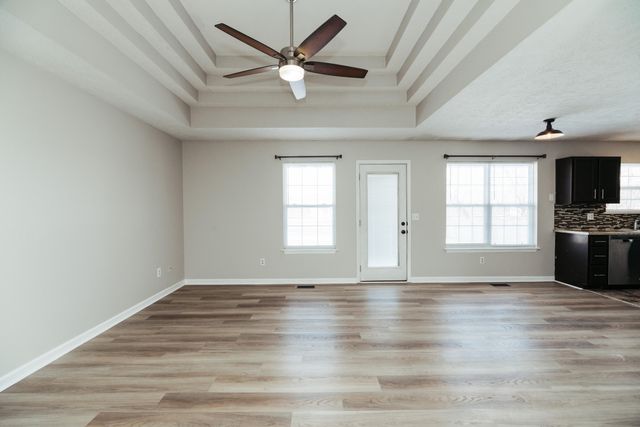 1835 W Farm Road 102, Springfield, MO 65803