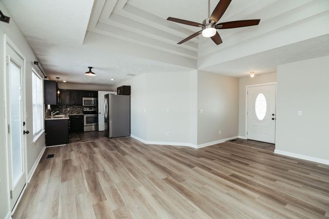 1835 W Farm Road 102, Springfield, MO 65803