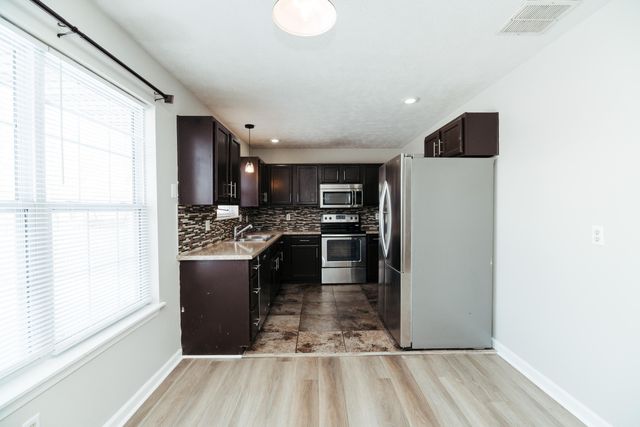 1835 W Farm Road 102, Springfield, MO 65803