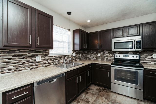 1835 W Farm Road 102, Springfield, MO 65803