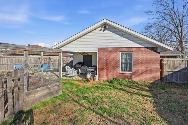 669 Sara Place, Centerton, AR 72719