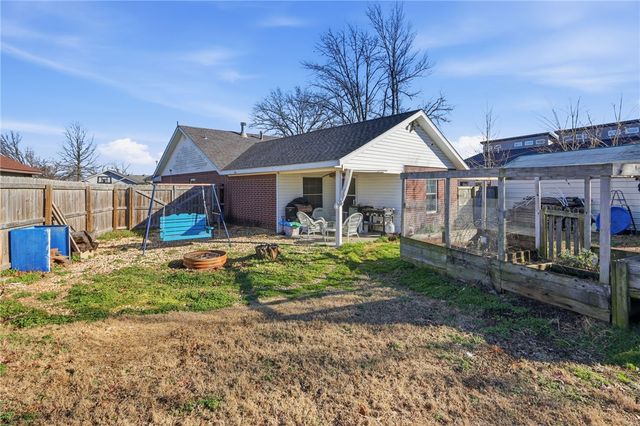 669 Sara Place, Centerton, AR 72719