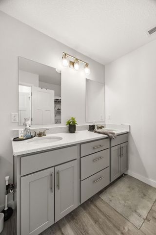 2411 Bluegrass St, Marion, IA 52302